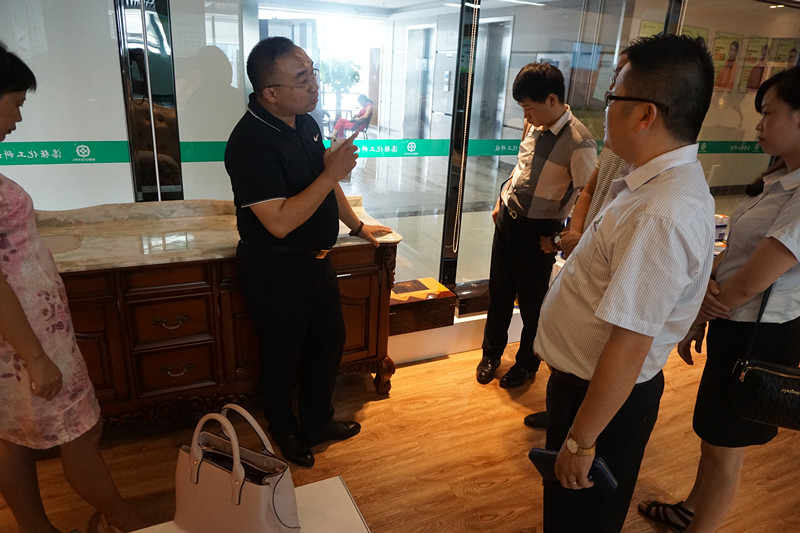 李江會長對漆強(qiáng)化工的企業(yè)文化、產(chǎn)品品質(zhì)確認(rèn)