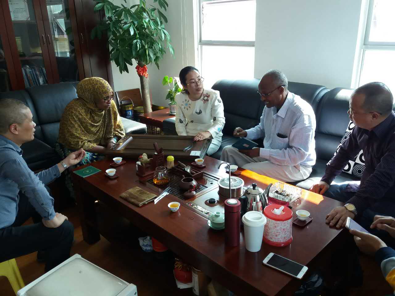 mohamud一行人來到了漆強化工生產(chǎn)基地參觀指導(dǎo)